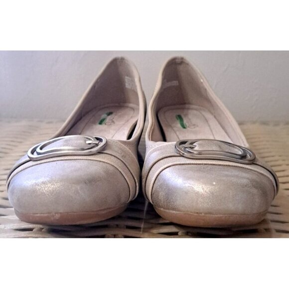 Baretraps Women's 7.5 Markie Beige Round Toe Flats FLAW - Picture 2 of 11